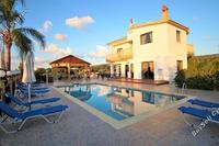 4 Bedroom Detached house in Saint George Peyia (Paphos) to rent 