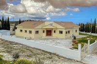4 Bedroom Bungalow in Kathikas (Paphos) to rent 